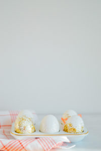 Make your own DIY glitter easter eggs / bygabriella.co