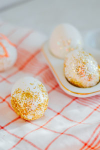 Make your own DIY glitter easter eggs / bygabriella.co