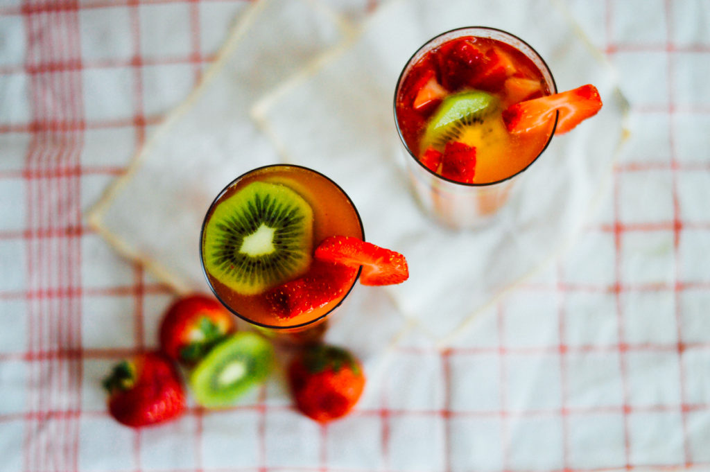 Whip up an easy strawberry kiwi champagne cocktail / bygabriella.co