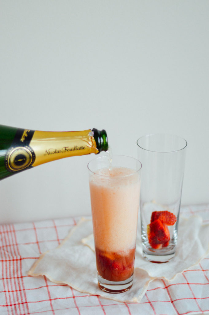 Whip up an easy strawberry kiwi champagne cocktail / bygabriella.co