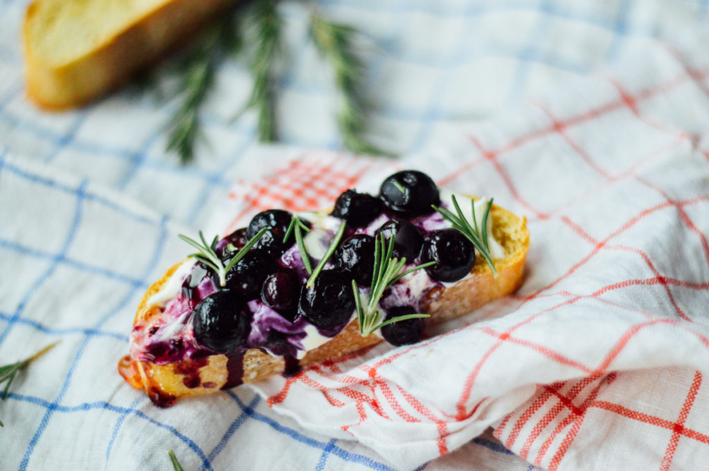 An Easy Fourth of July Crostini recipe that you can prepare in a pinch! / bygabriella.co @gabivalladares
