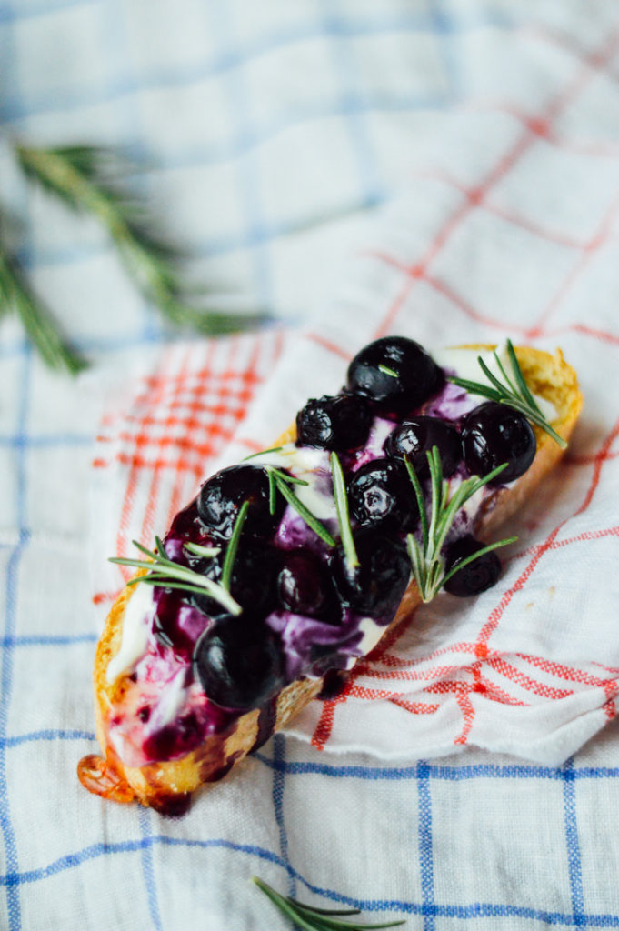 An Easy Fourth of July Crostini recipe that you can prepare in a pinch! / bygabriella.co @gabivalladares