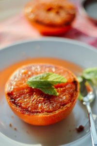 An easy broiled grapefruit recipe for a healthy, sweet snack / bygabriella.co
