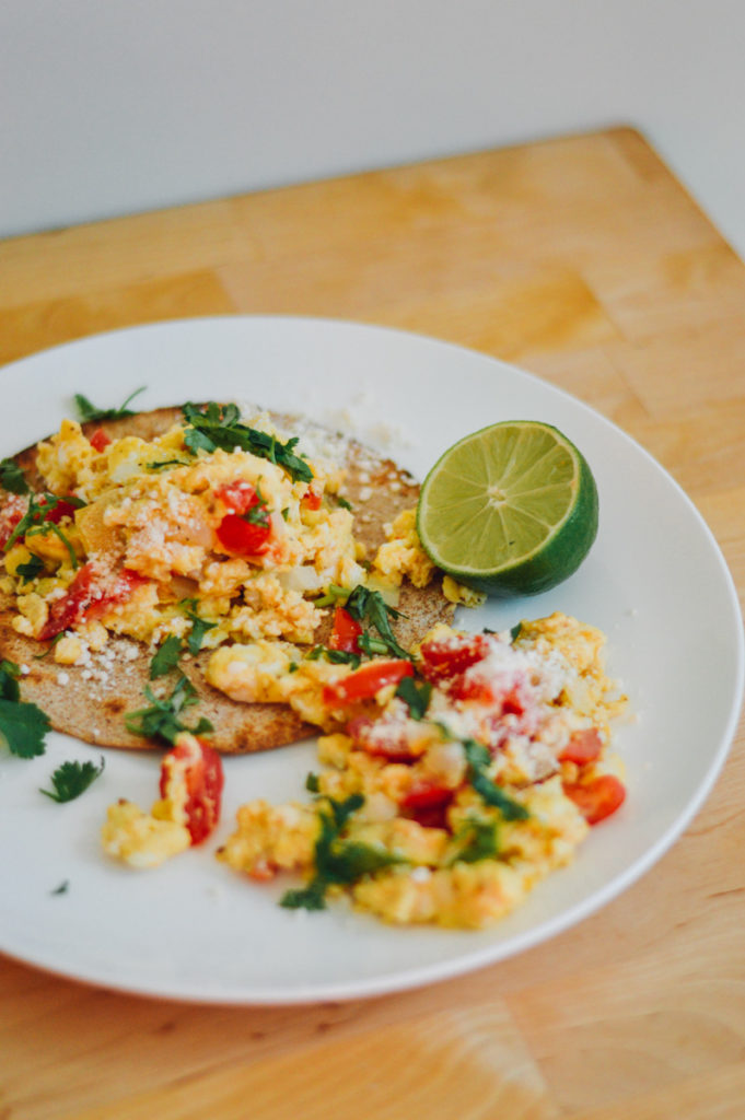 Easy recipe for 10 Minute Breakfast Tacos / bygabriella.co @gabivalladares