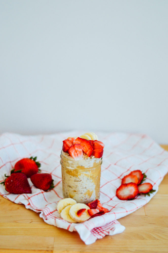 A super easy to make Peanut Butter Overnight Oats recipe that you can prep before you go to bed and enjoy in the morning / bygabriella.co @gabivalladares