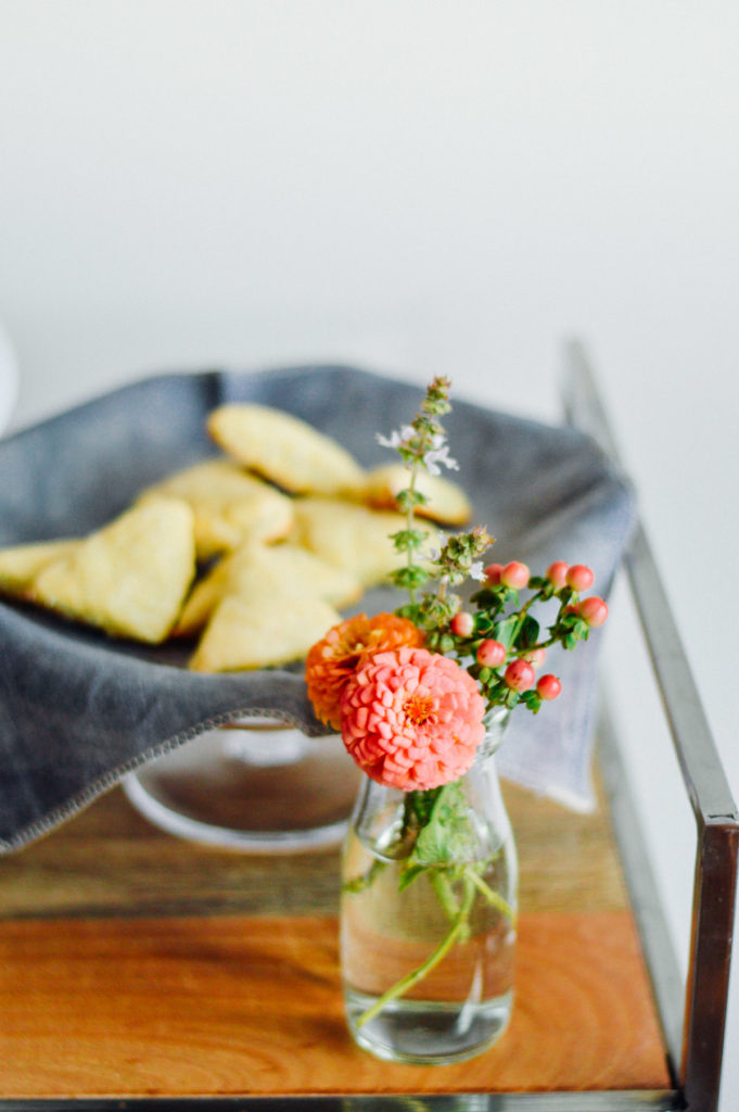 DIY: Make your own mini floral arrangements for a mini brunch party | bygabriella.co