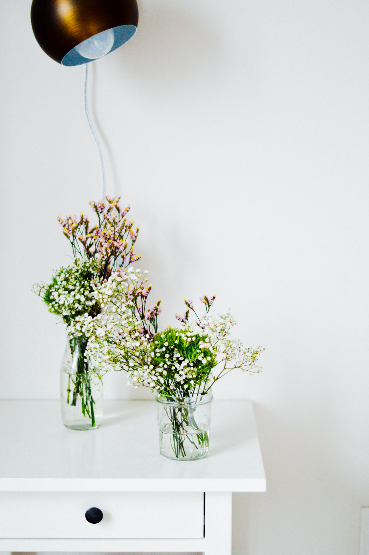 Make your own DIY mini floral arrangements with these easy and affordable guest room flowers | bygabriella.co