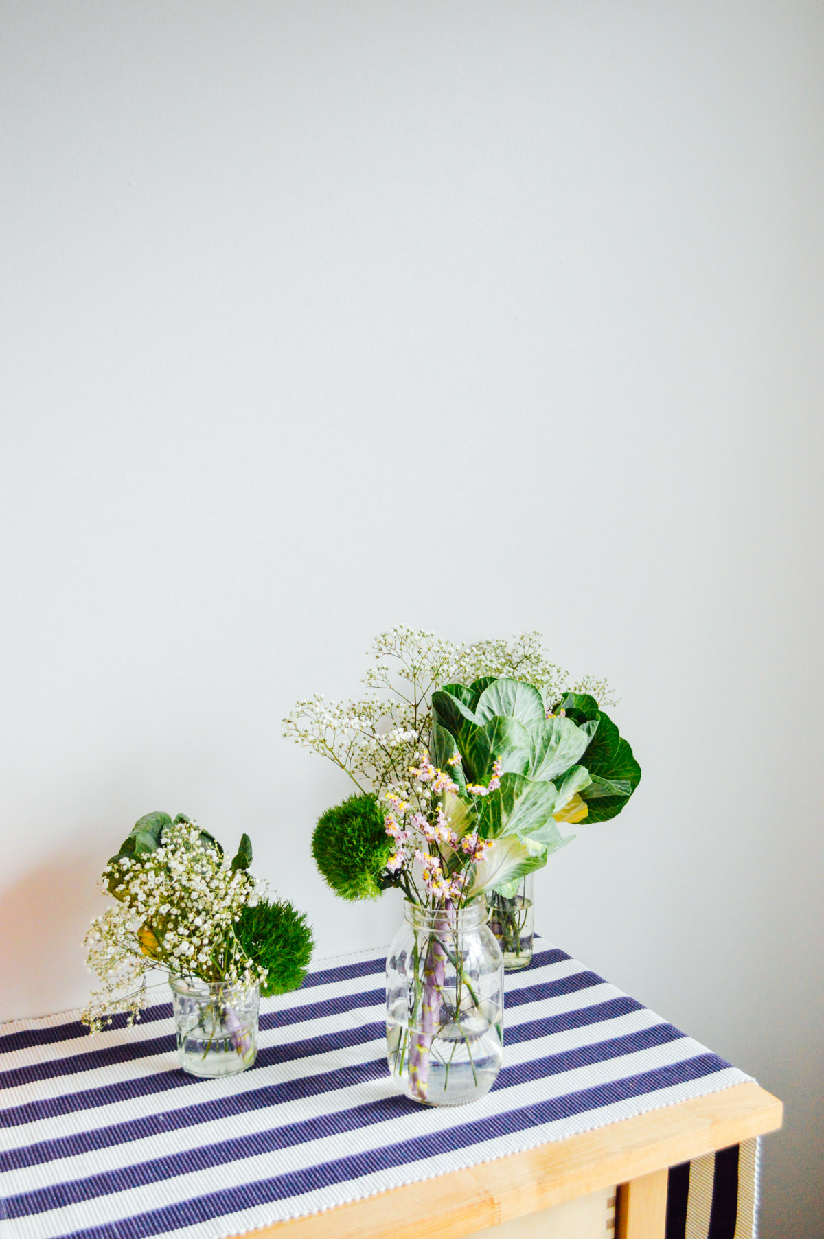 Make your own DIY mini floral arrangements with these easy and affordable guest room flowers | bygabriella.co