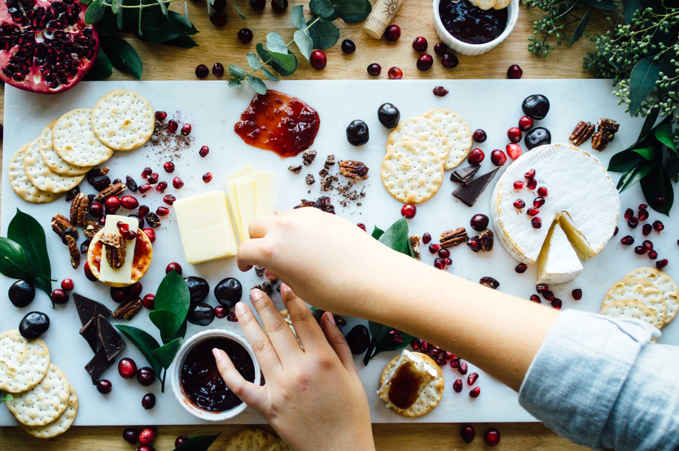 Holiday party prep in under 1 hour, yes, you heard me right - it's possible! Click through to find out how you can prep for your holiday party in just one hour, too. | bygabriella.co