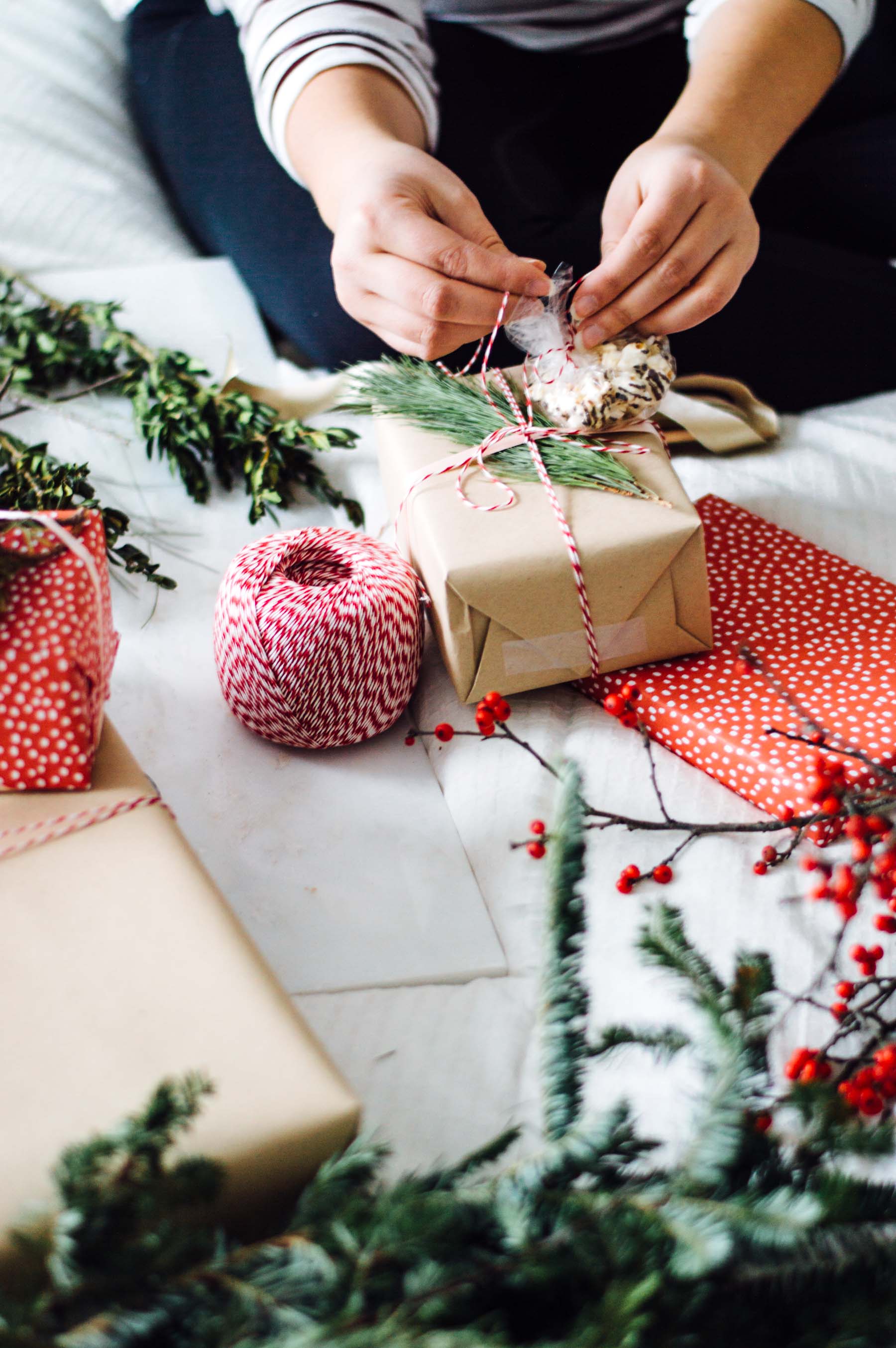 Still need to wrap up all your gifts? Use these holiday gift wrapping tips & tricks from @gabivalladares | bygabriella.co