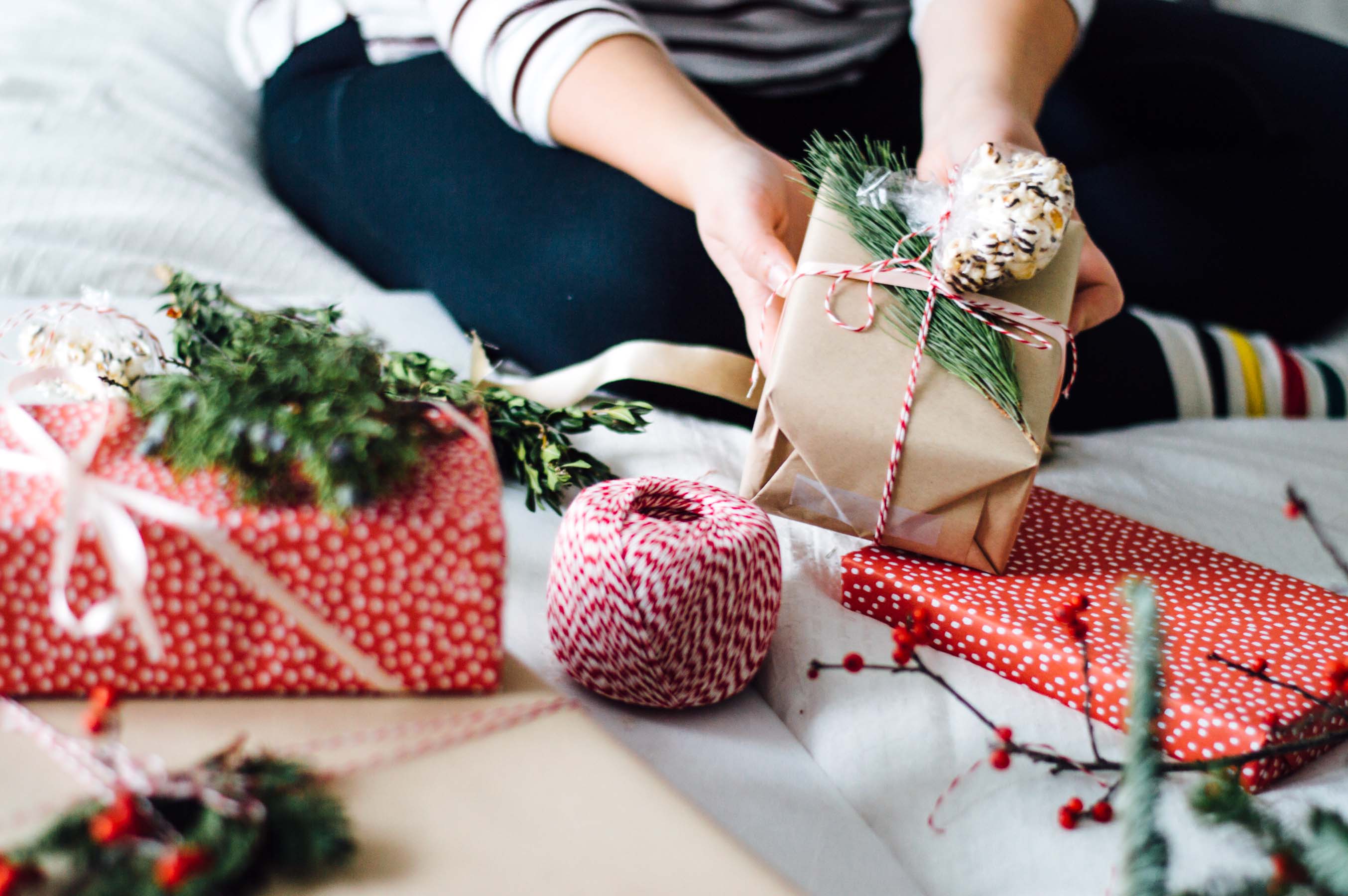 Still need to wrap up all your gifts? Use these holiday gift wrapping tips & tricks from @gabivalladares | bygabriella.co