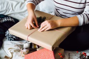Still need to wrap up all your gifts? Use these holiday gift wrapping tips & tricks from @gabivalladares | bygabriella.co