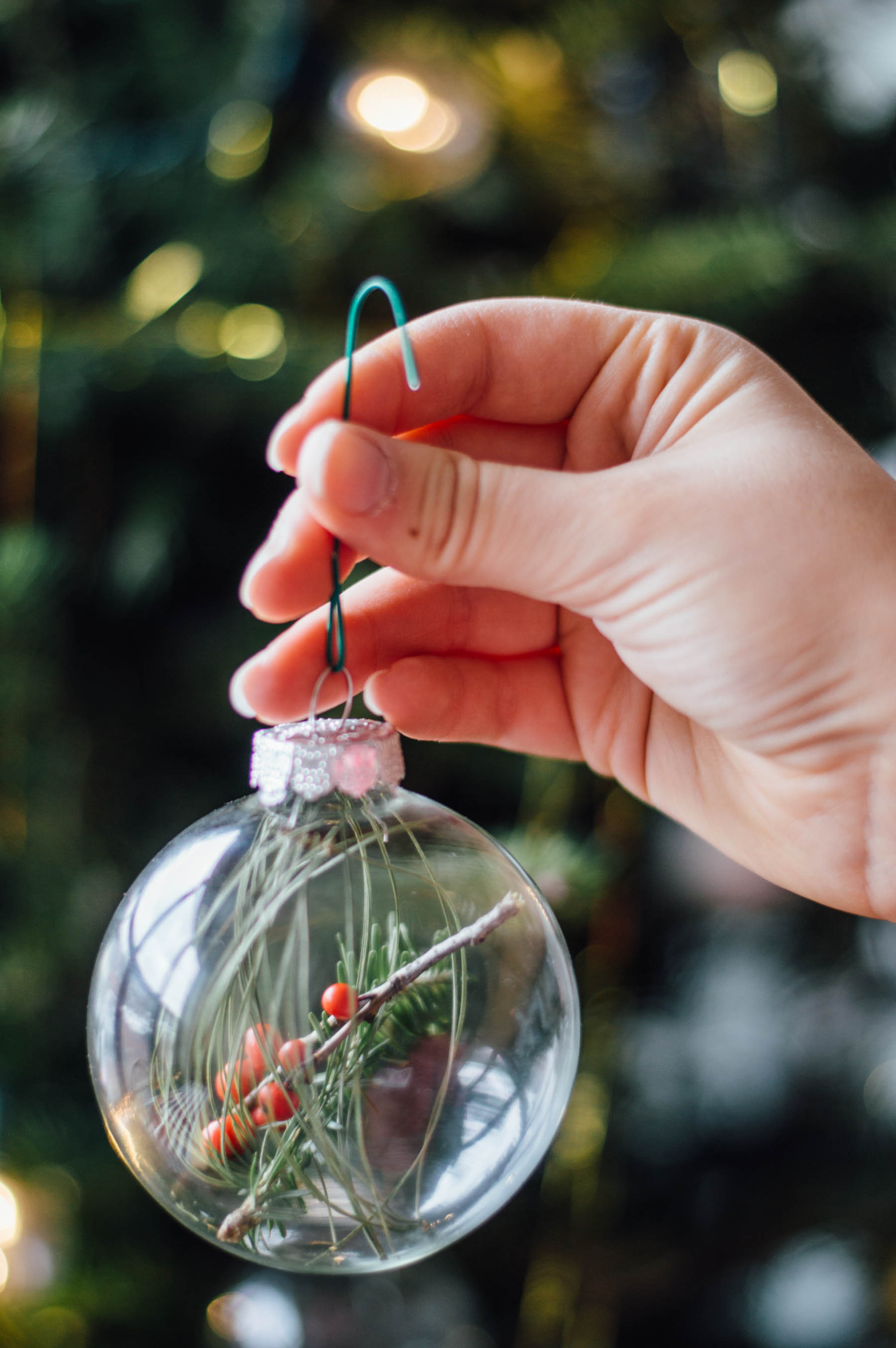Easy DIY Christmas Ornaments to make on Christmas Eve with your family - save them as a keepsake for year's to come. | bygabriella.co