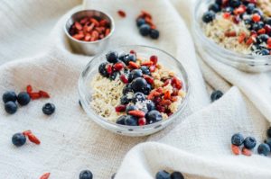 Easy and healthy Cardamom Maple Overnight Oats breakfast recipe. Let it sit in the fridge overnight and it'll be ready first thing in the morning! | bygabriella.co