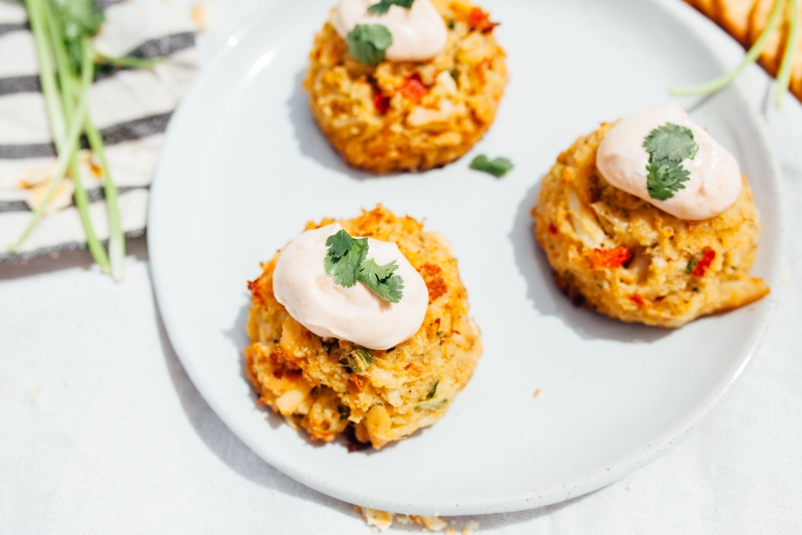Simple summer entertaining with easy flavorful snacks - like these crab cakes! | bygabriella.co