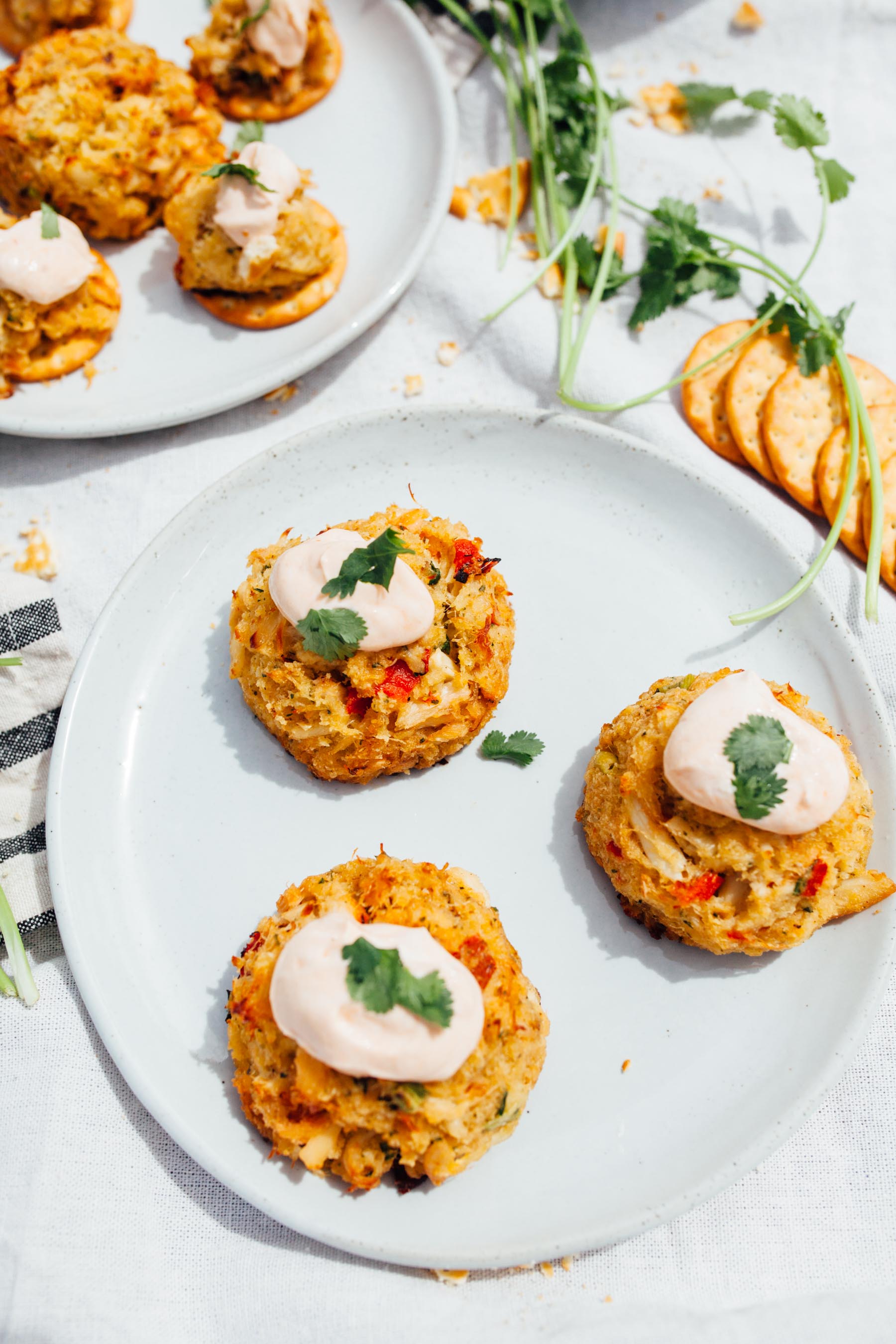Simple summer entertaining with easy flavorful snacks - like these crab cakes! | bygabriella.co