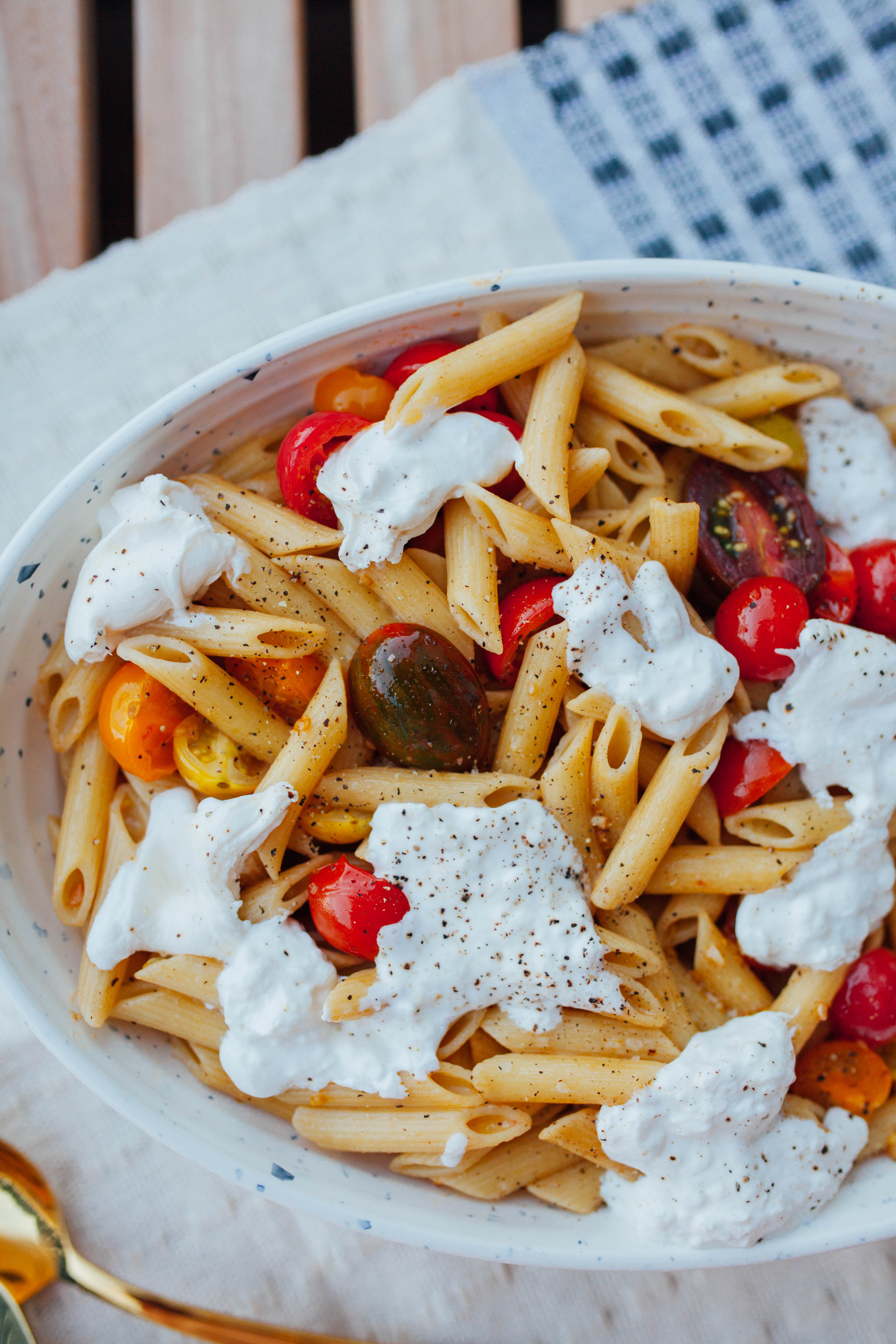 A deliciously easy tomato burrata penne paired with a Chambord cocktail for your al fresco dinner for the gals | bygabriella.co
