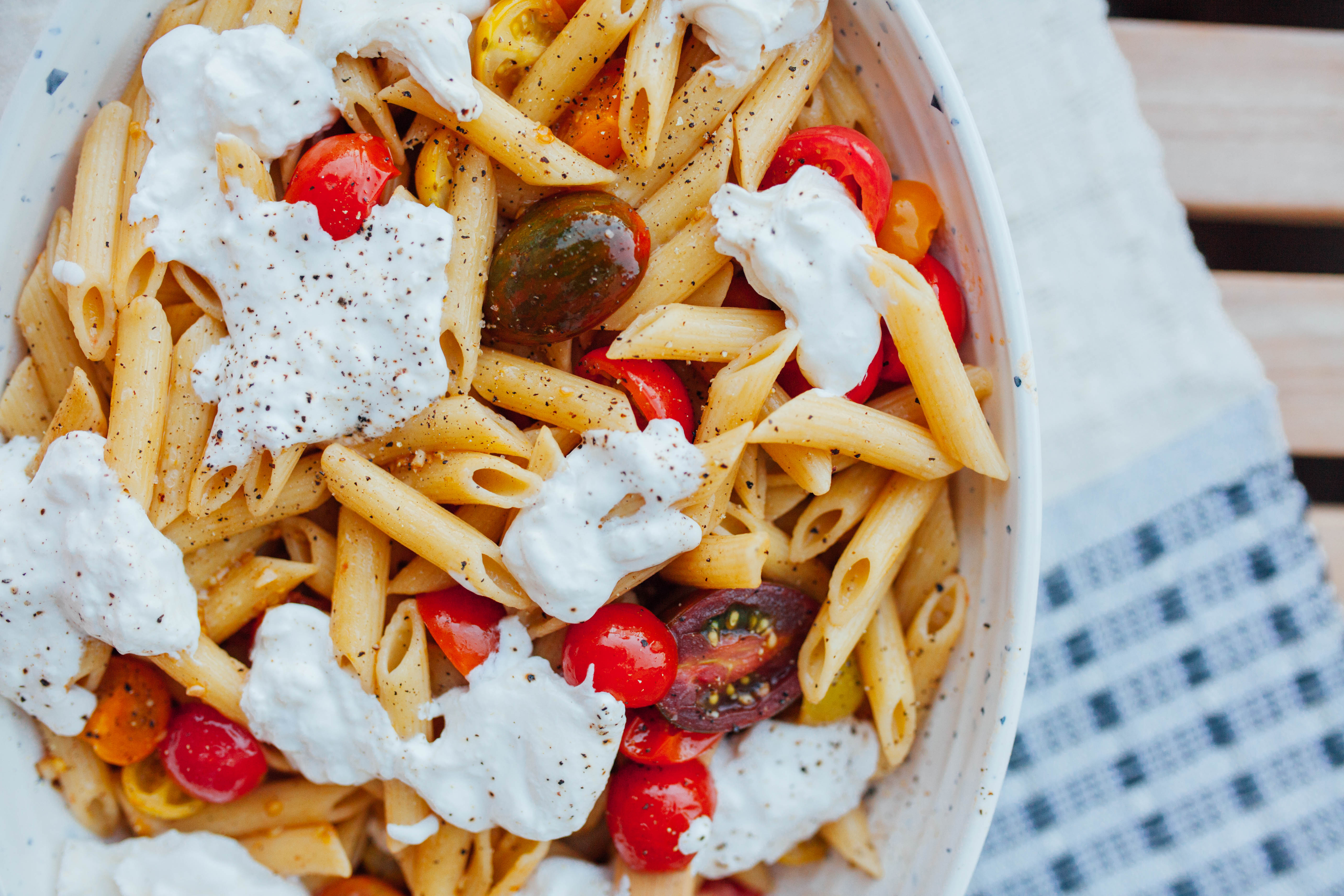 A deliciously easy tomato burrata penne paired with a Chambord cocktail for your al fresco dinner for the gals | bygabriella.co
