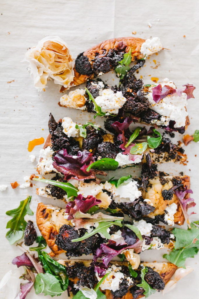 Vegetarian Naan Pizza Recipe with Roasted veggies, yum! | bygabriella.co @gabivalladares