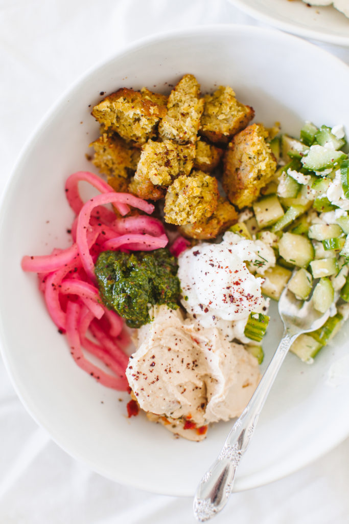 An easy falafel salad recipe with ingredients from the best grocery store - Trader Joe's! | bygabriella.co @gabivalladares