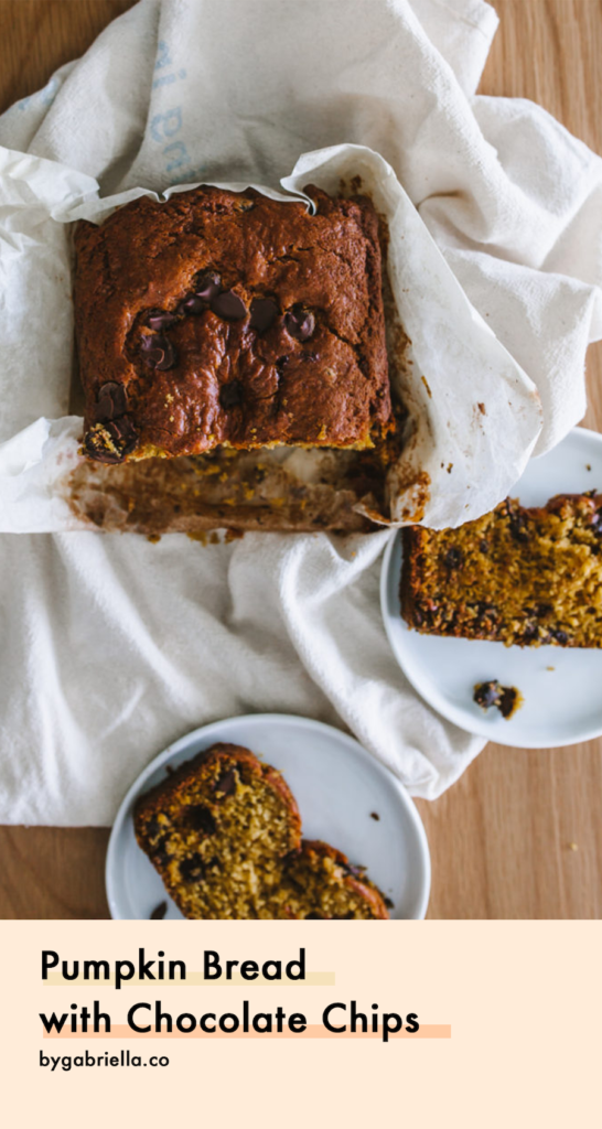 Pumpkin Bread recipe with bananas and chocolate chips - so perfect as a fall bread or winter bread, or even a little afternoon autumn snack! Enjoy this easy bread recipe | bygabriella.co @gabivalladares