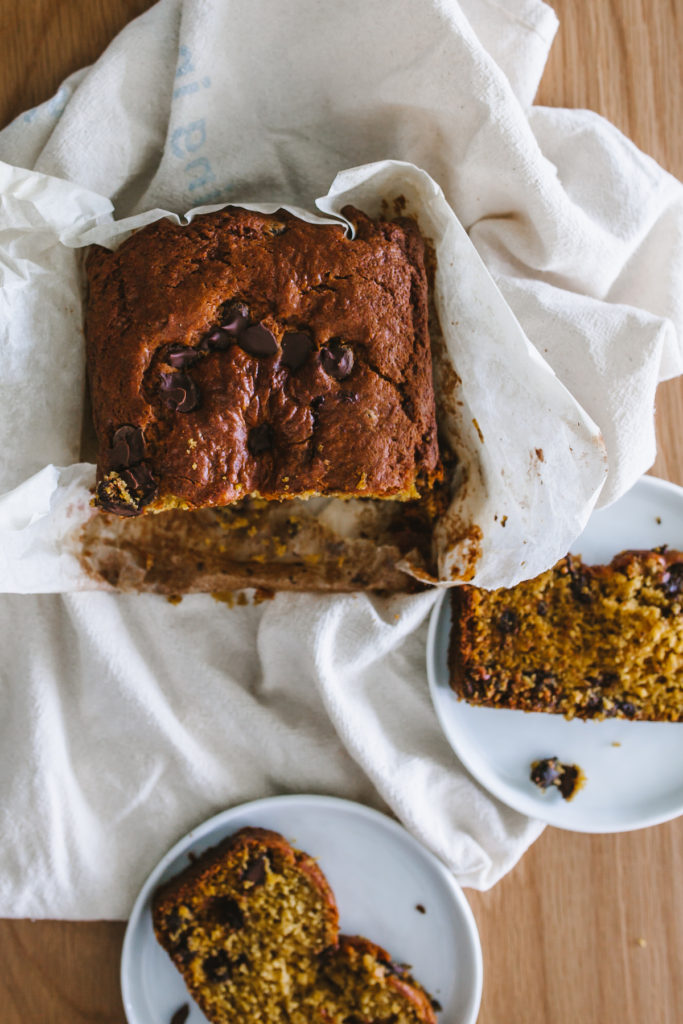 Pumpkin Bread recipe with bananas and chocolate chips - so perfect as a fall bread or winter bread, or even a little afternoon autumn snack! Enjoy this easy bread recipe | bygabriella.co @gabivalladares