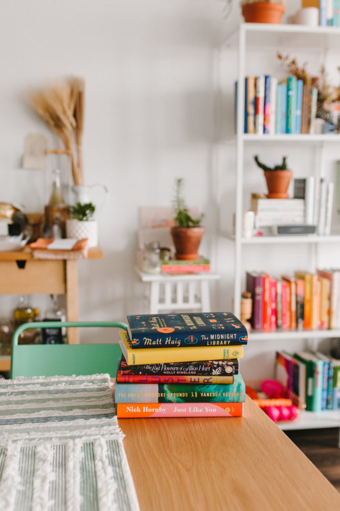 6 books to read this winter (2020) featuring my own little winter reading list! #partner | bygabriella.co @gabivalladares