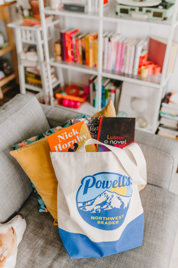 6 books to read this winter (2020) featuring my own little winter reading list! #partner | bygabriella.co @gabivalladares