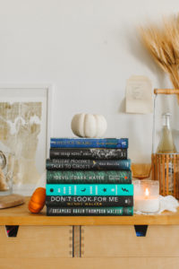 Spooky fall books to read and enjoy this year featuring thrillers, eerie atmospheric books, and more! | bygabriella.co @gabivalladares