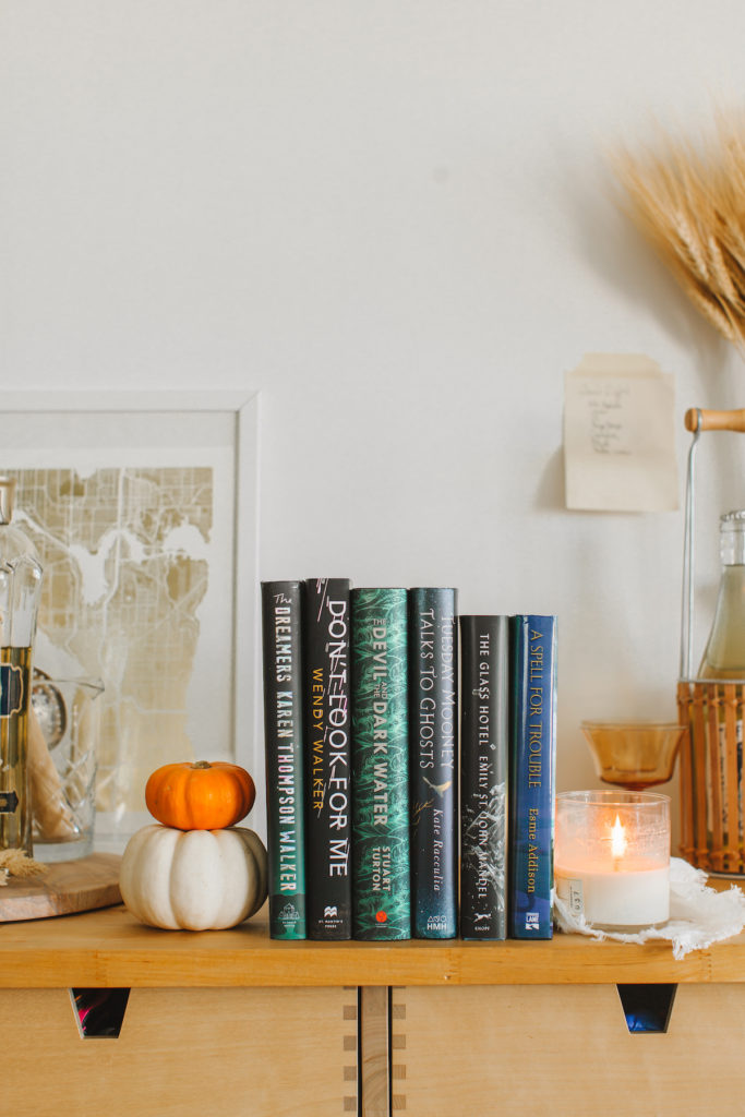 Spooky fall books to read and enjoy this year featuring thrillers, eerie atmospheric books, and more! | bygabriella.co @gabivalladares