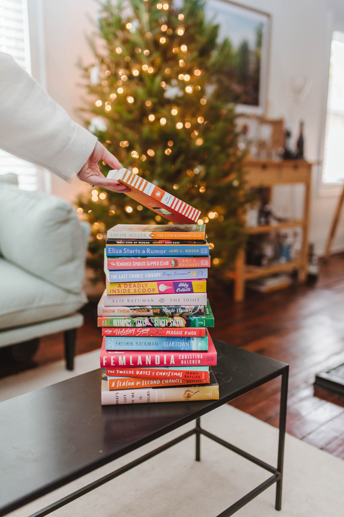 A bookish gift guide for the Gilmore Girls-loving bookworm in your life | bygabriella.co